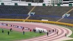 VIDEO | Lamentable: Hinchas ecuatorianos agredieron al árbitro en partido del Deportivo Quito