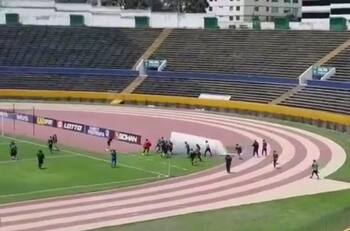 VIDEO | Lamentable: Hinchas ecuatorianos agredieron al árbitro en partido del Deportivo Quito
