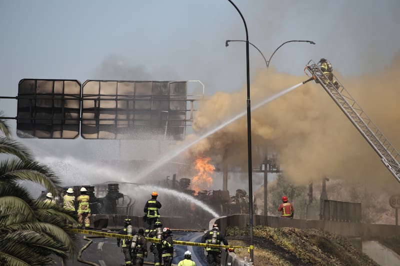 La explosión del camión involucrado expandió las llamas hasta sectores aledaños, dejando múltiples heridos y víctimas fatales. Créditos: Diego Martin/Aton Chile.