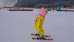 VIDEO| Niña de cuatro años sorprende esquiando a la perfección en China y se transforma en viral