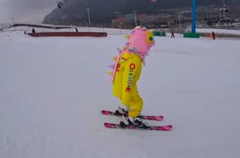VIDEO| Niña de cuatro años sorprende esquiando a la perfección en China y se transforma en viral