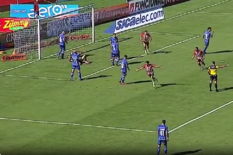 festejando su primer gol con Estudiantes.