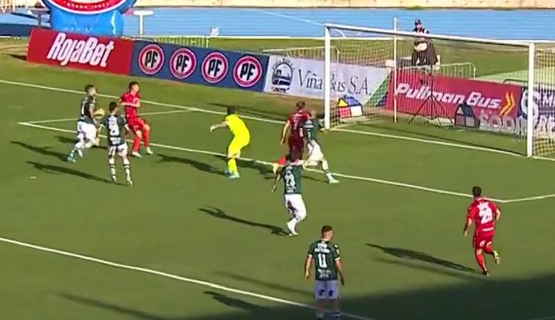 El delantero agentino falló un insólito gol.