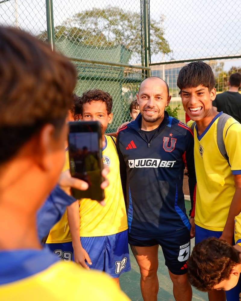 Marcelo Díaz llamó la atención de los niños en Venezuela.