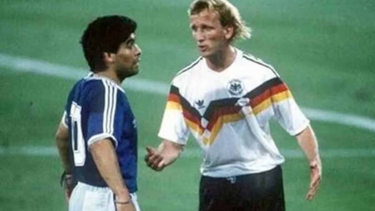 Andreas Brehme en la final de Italia 90 con Diego Maradona.