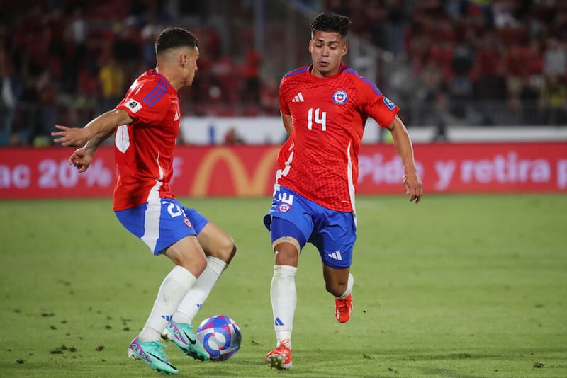 Jugando por la Selección Chilena. Foto: Aton.