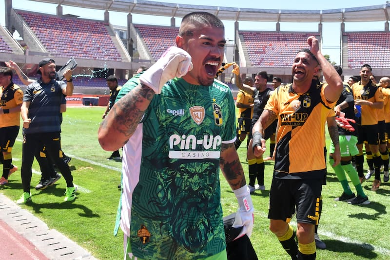 El plantel de Coquimbo Unido celebrando el triunfo ante La Serena. Foto: Agencia Aton.