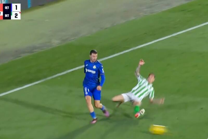 La estrella del Real Betis fue expulsado tras cometer esta falta.