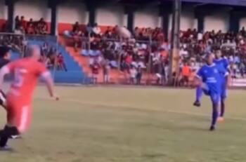 VIDEO | No pierde la calidad: Romario marca un golazo y deja parado al arquero en un partido amateur