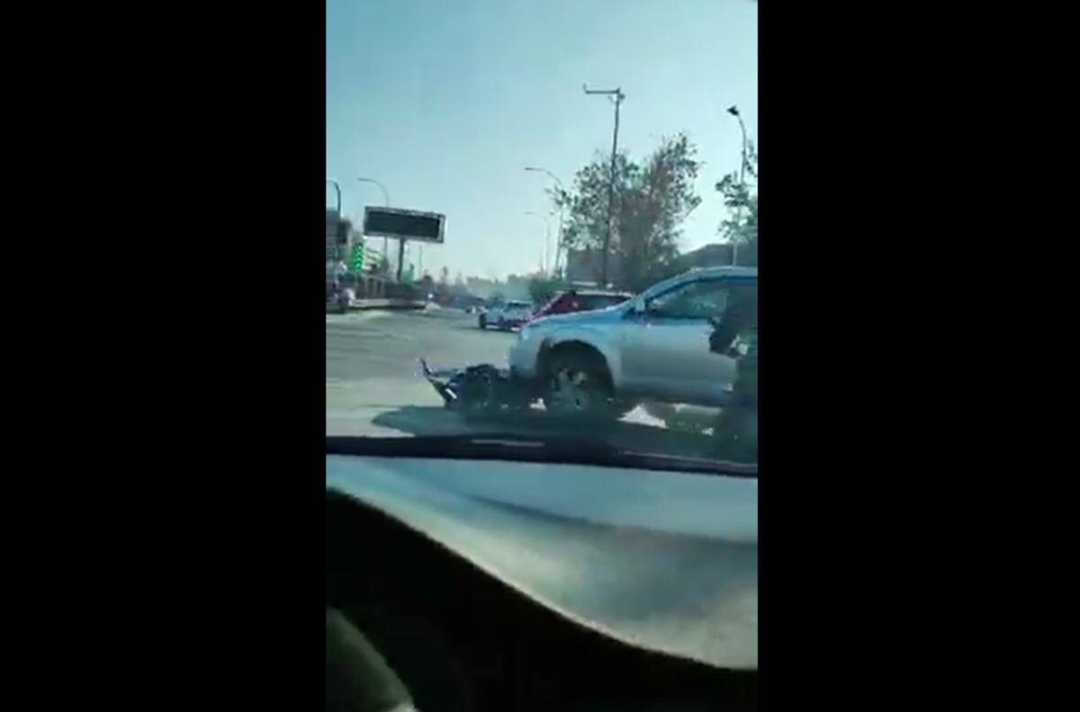 VIDEO | ¿Estás de acuerdo? Conductor de camioneta arrastró una moto luego de una pelea