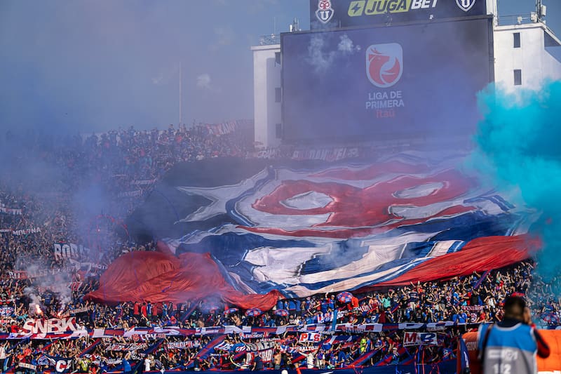 Hinchas Universidad de Chile en el Estadio Nacional. Foto: Felipe Escobedo