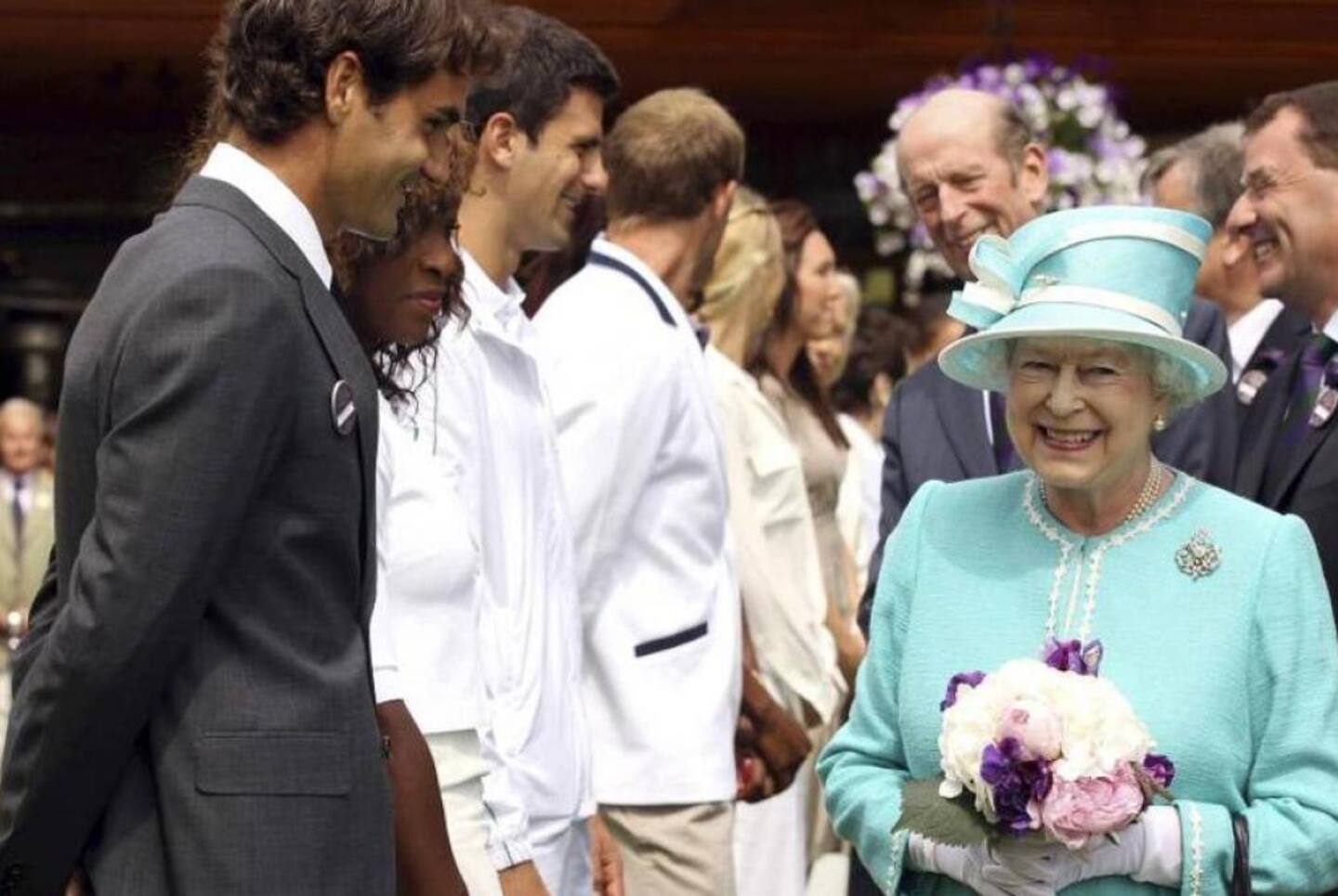 La Reina Isabel II en la premiación de Wimbledon con Roger Federer y Novak Djokovic.