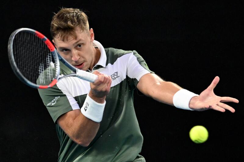 El número uno serbio avanzó una ronda en Australia y le dio dura pelea a Alex de Minaur. EFE