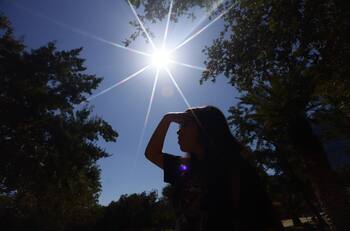 Este será el día más caluroso de la semana en la Región Metropolitana: Las máximas serán extremas