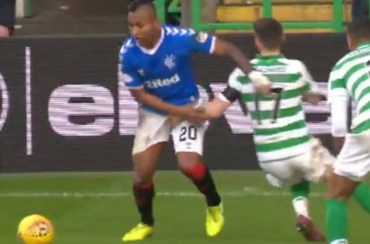 Alfredo Morelos sufrió un agarrón de genitales tras eludir a su rival