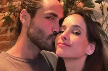 Comiendo sandía en la playa: Matías Assler compartió bella fotografía familiar con Juanita Ringeling y su bebé, Aurelio