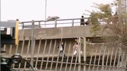 Momentos de tensión: mujer que protestaba colgada de un puente se desmayó