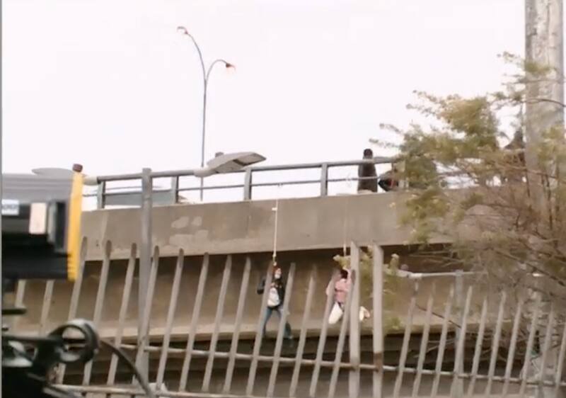 durante una manifestación tras colgarse de un puente en Peñalolén. (Foto: Captura Canal 13)