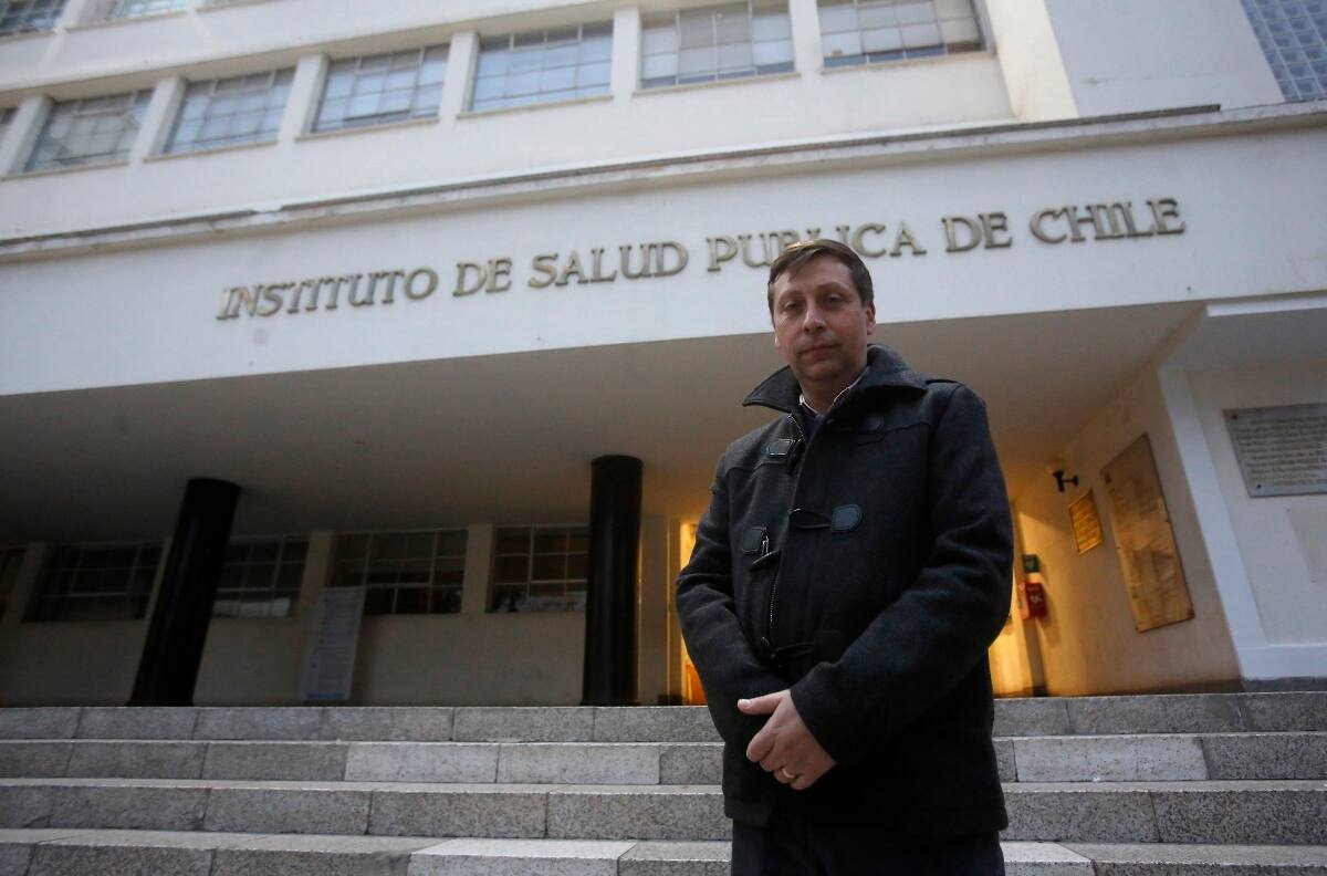 Vacuna AstraZeneca: director del ISP aclara que incidencia de efectos es mínima