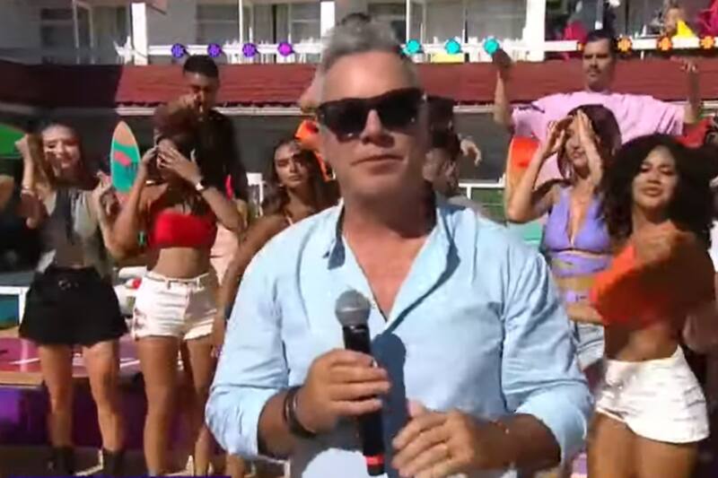 vuelve a la televisión con su nuevo programa juvenil, el cual no ocultó su emoción. Créditos Captura: Youtube.