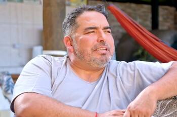 Vive en una parcela con 18 perros y dos gatos: Así es la casa de Rodrigo Villegas