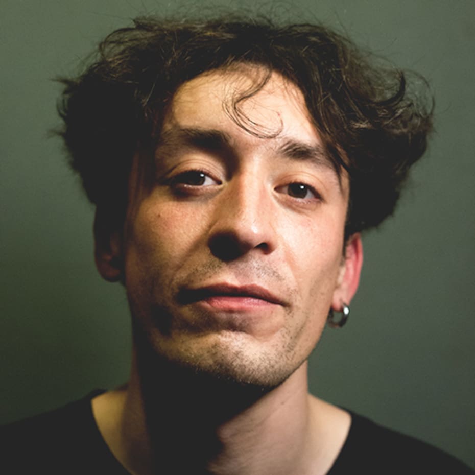 es el baterista de Tenemos Explosivos