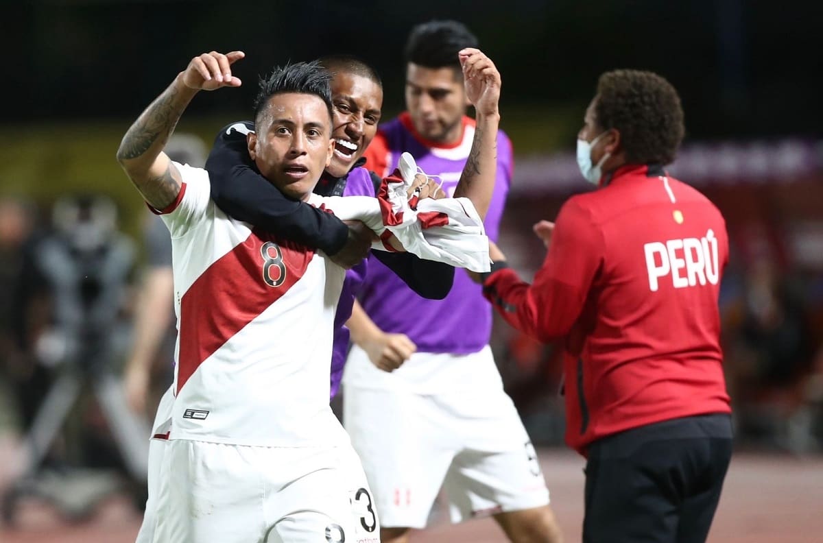 Perú se ilusiona con el Mundial tras vencer a Venezuela y le mete presión a Chile
