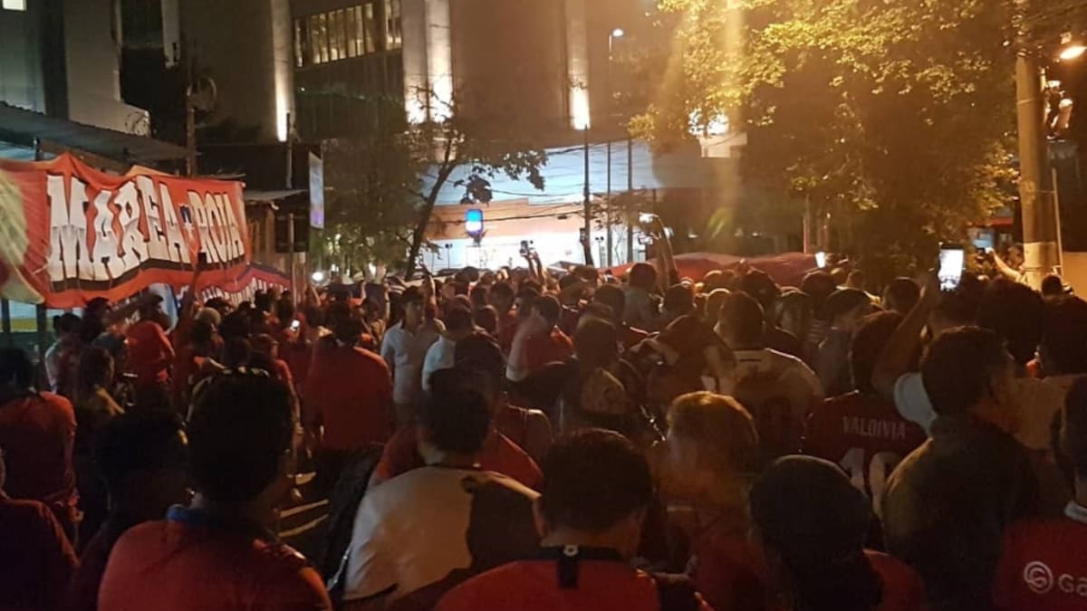 La Marea Roja se hizo presente en las afueras del hotel de la selección chilena