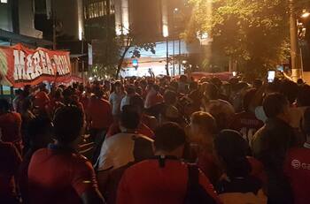 La Marea Roja se hizo presente en las afueras del hotel de la selección chilena