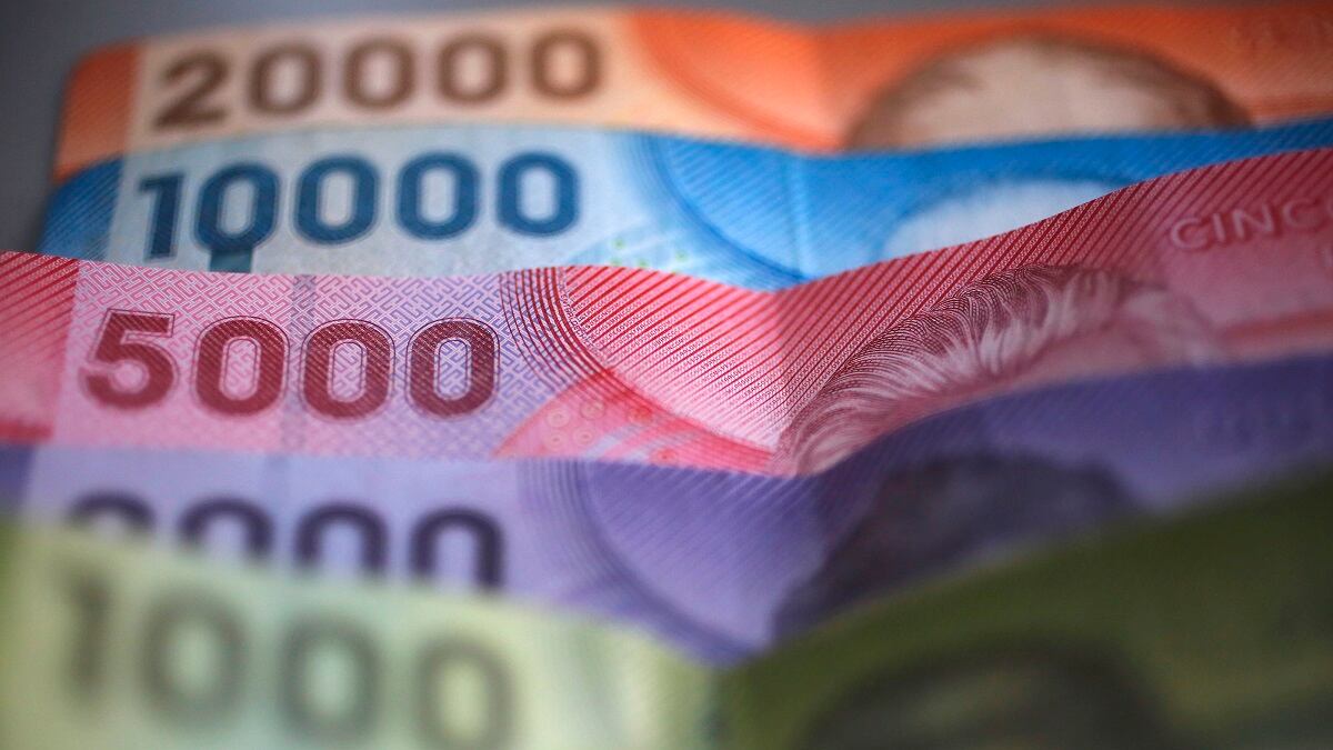 Billetes chilenos de mil, dos mil, cinco mil, diez mil y veinte mil pesos apilados uno sobre otro.