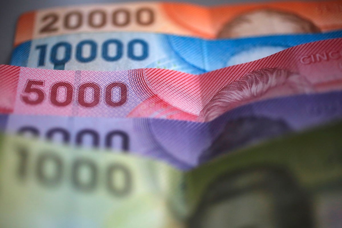 Billetes chilenos de mil, dos mil, cinco mil, diez mil y veinte mil pesos apilados uno sobre otro.