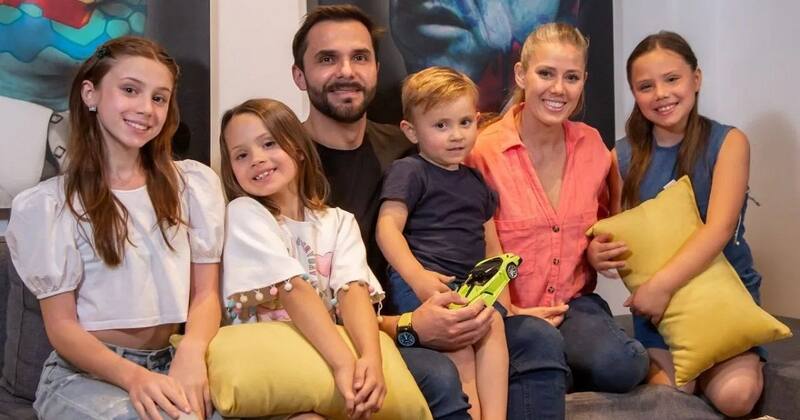 Álvaro Ballero junto a Ludmila Ksenofontova y sus hijos: Milla, Vika, Ivana y Satino