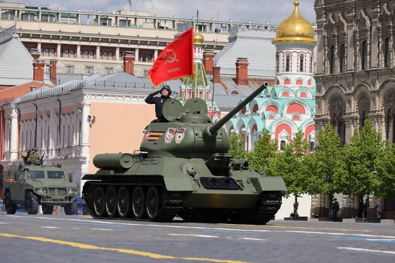Cientos de personas se reúnen en Moscú para conmemorar el Día de la Victoria.