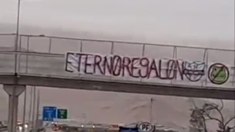 El hostil recibimiento de hinchas de la U a Colo Colo en Copiapó: “Eterno regalón”