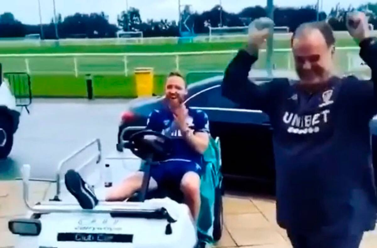 Pura alegría: Así llegó Marcelo Bielsa al entrenamiento del Leeds