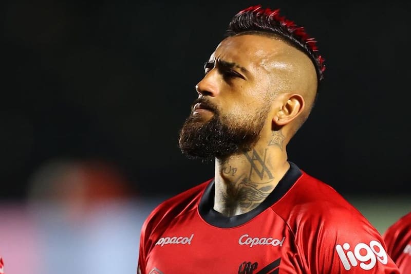 en partido del Athletico Paranaense.