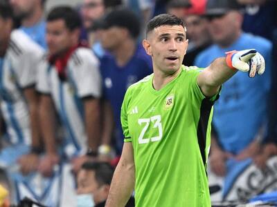 VIDEO | Dibu Martínez sorprende con llamativo corte de pelo para la fecha FIFA