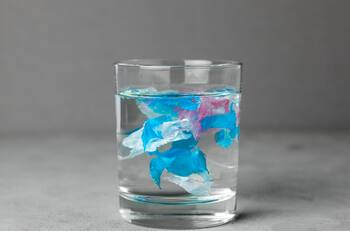 Este es el truco casero para eliminar los microplásticos del agua