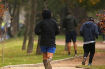 Hombre fue asesinado por un conocido mientras realizaba ejercicios en una plaza de Colina