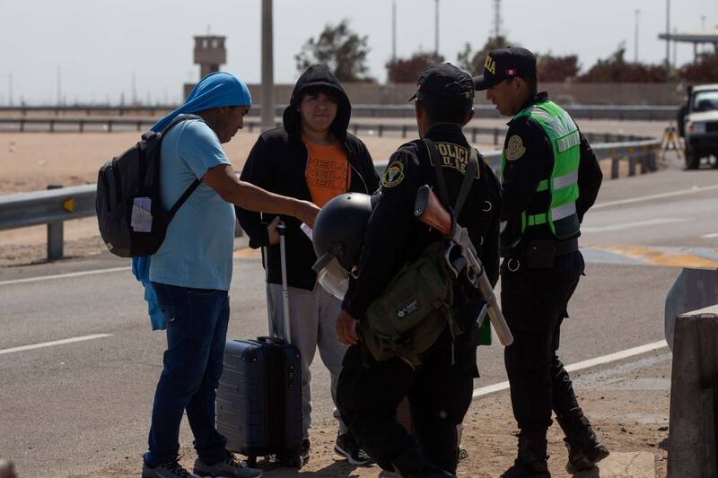 Sigue la tensión por los cientos de ciudadanos extranjeros detenidos en el paso fronterizo de Chacalluta. Foto: ATON.