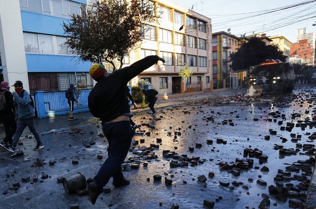 VIDEO | Estudiantes del Instituto Nacional se enfrentan a Carabineros con piedras