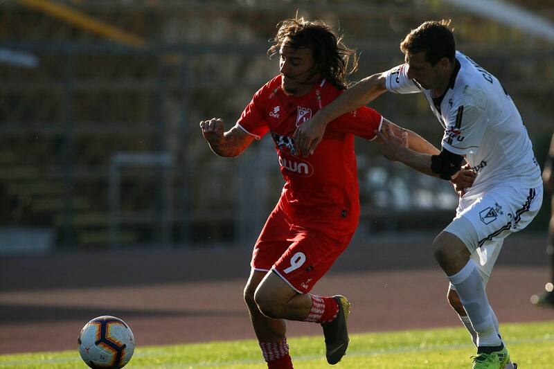 Futbol, Santiago Morning vs Deportes Valdivia.
Decima fecha, campeonato nacional primera B 2019
El jugador de Valdivia Marco Sebastian Pol, disputa el balon con Rodrigo Canosa de Stgo. Morning durante el partido por segunda division en el estadio La Pintana.
Santiago, Chile.
27/04/2019
Jonnathan Oyarzun/Photosport