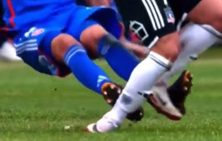 La patada de Nery Domínguez a Carlos Palacios en el Superclásico.