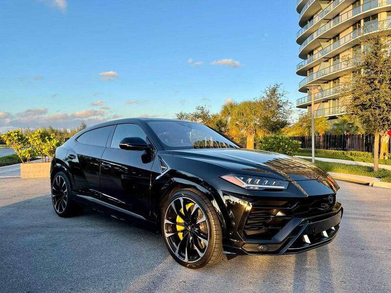 Tiene un Lamborghini Urus color negro.