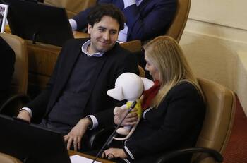 Tenso cruce entre Pamela Jiles y Vlado Mirosevic: “Firmaste para mantener a Piñera en el poder"