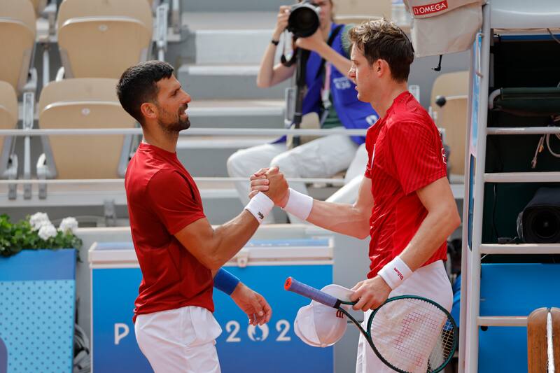 Nicolás Jarry entrenó con Novak Djokovic en París 2024. EFE