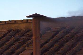 VIDEO | Primera fumata del Vaticano es negra: No hay Papa tras primera jornada de cónclave