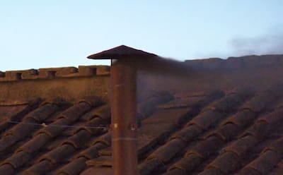 VIDEO | Primera fumata del Vaticano es negra: No hay Papa tras primera jornada de cónclave