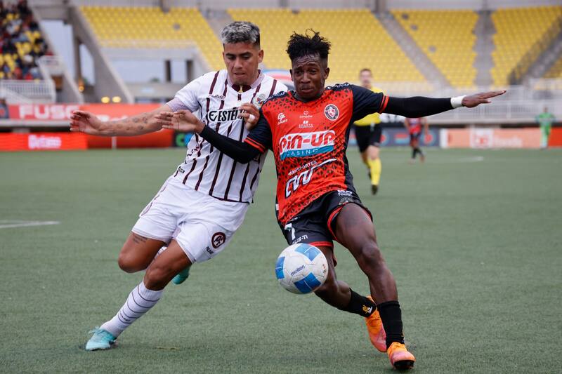 . El colombiano con la camiseta de Deportes Limache. Foto: Agencia Aton.