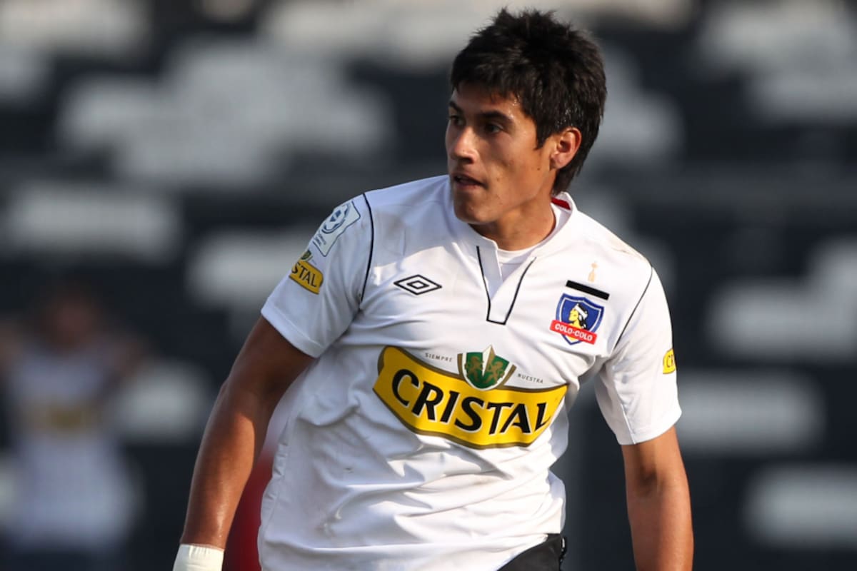 Futbol, Colo Colo vs Cobresal.
3º fecha, Campeonato de Clausura 2012.
El jugador de Colo Colo Rafael Caroca controla el balon durante el partido de primera division contra Cobresal disputado en el estadio Monumental en Santiago, Chile.
22/07/2012
Andres Pina/Photosport***************
Football, Colo Colo vs Cobresal..
3rd date, Closure Championship 2012.
Colo Colo's player Rafael Caroca controls the ball during the first division football match held at Monumental stadium in Santiago Chile, Chile.
22/07/2012
Andres Pina/Photosport